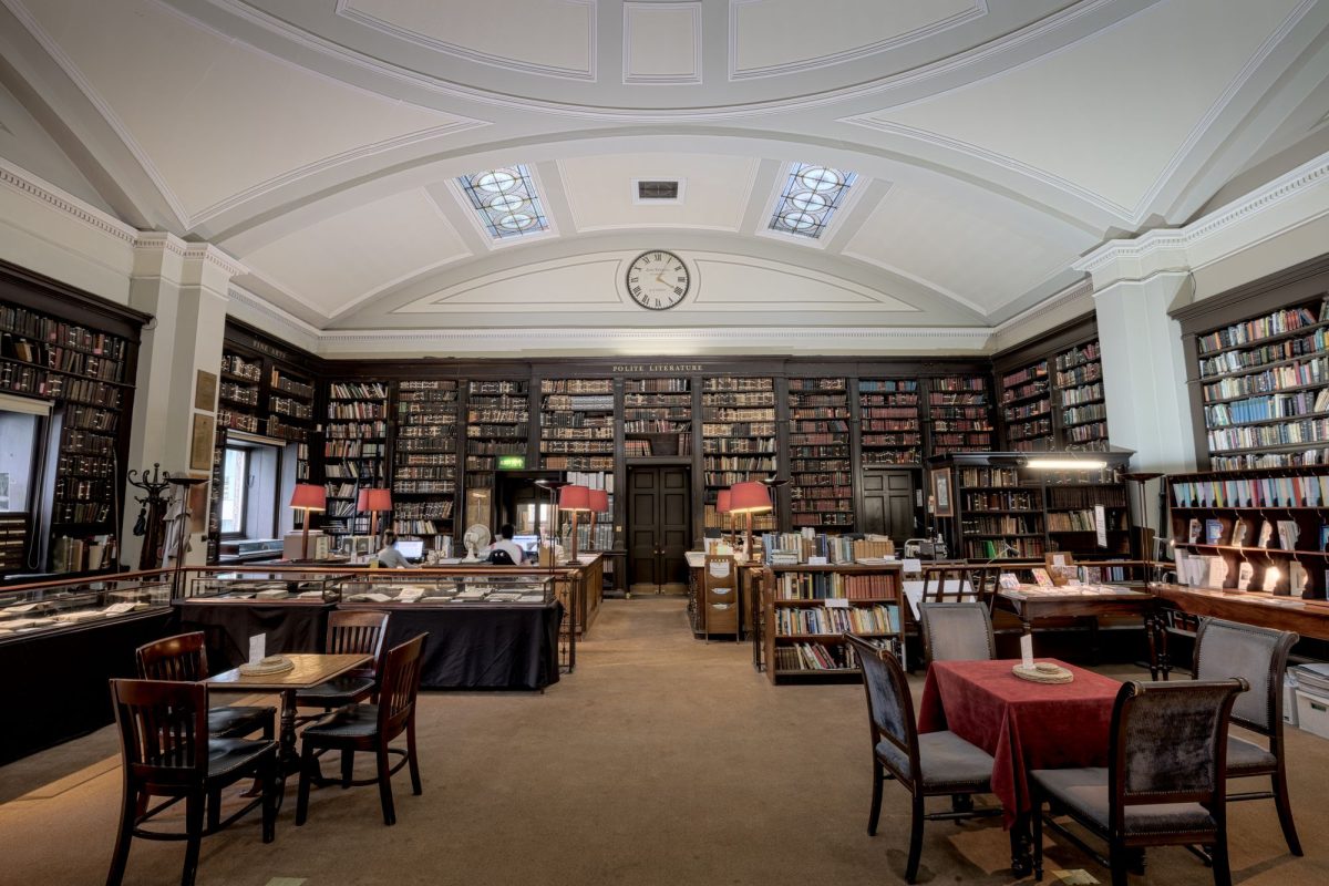 Salle de lecture d'une bibliothèque avec tables et rayonnages