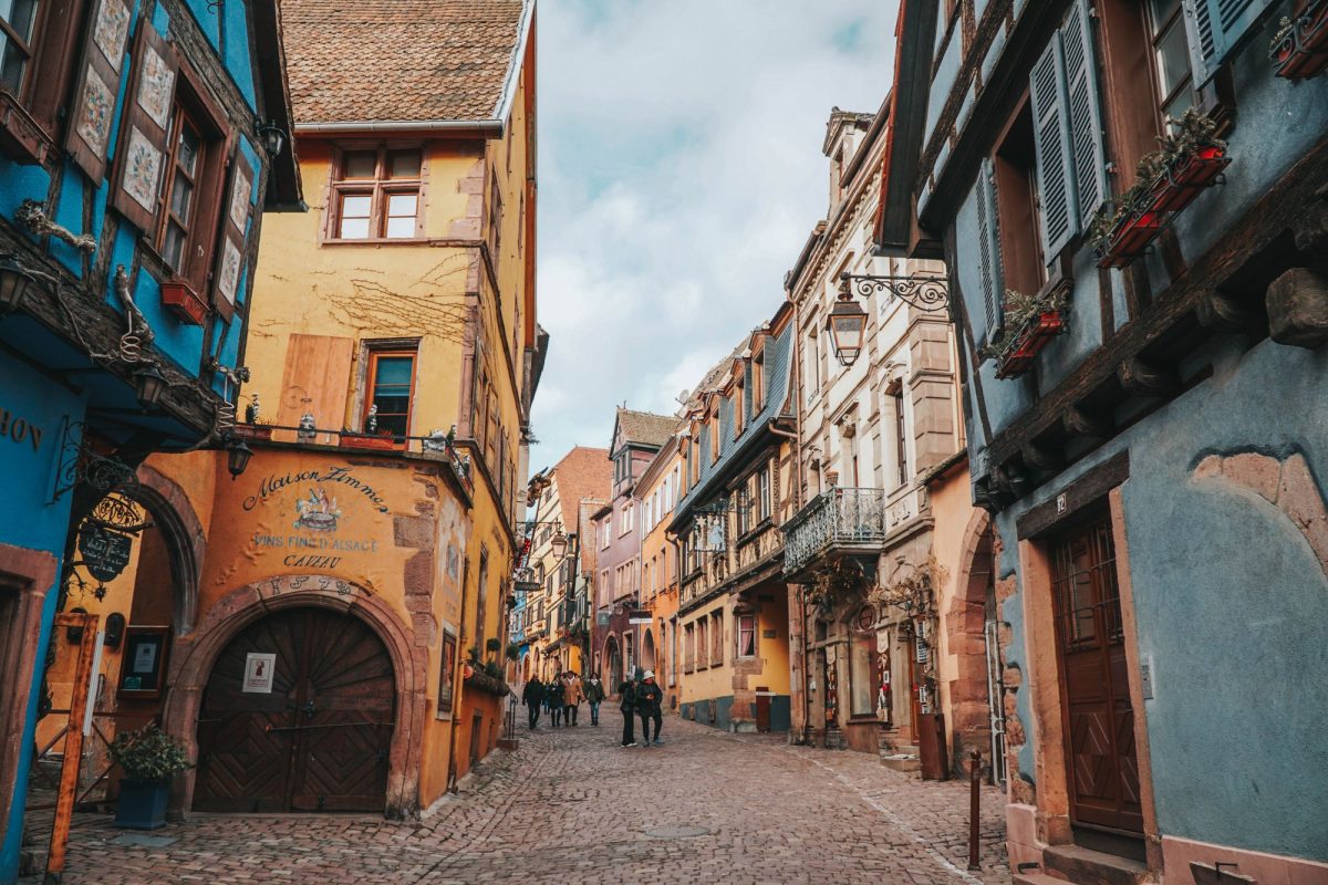 Rue pavée d'une vieille ville européenne aux façades colorées