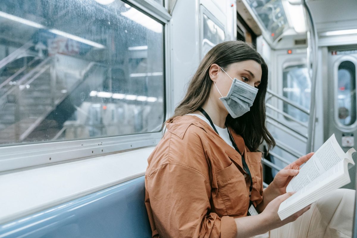 Passagère lisant un livre papier assise dans un train