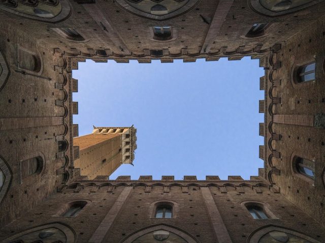 Origine des noms caravansarail et riad