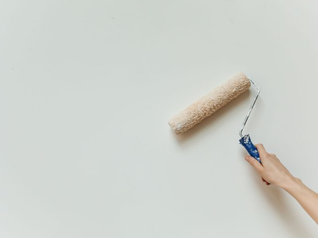 Peindre un mur intérieur : quantité de peinture et nombre de couches