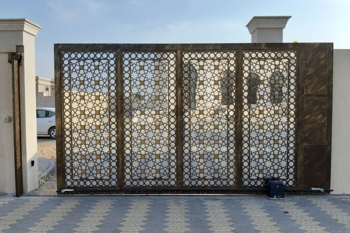 Grand portail métallique ajouré à l'entrée d'une maison