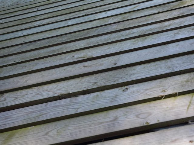 Entretien d&rsquo;une terrasse en bois : diagnostic et protections