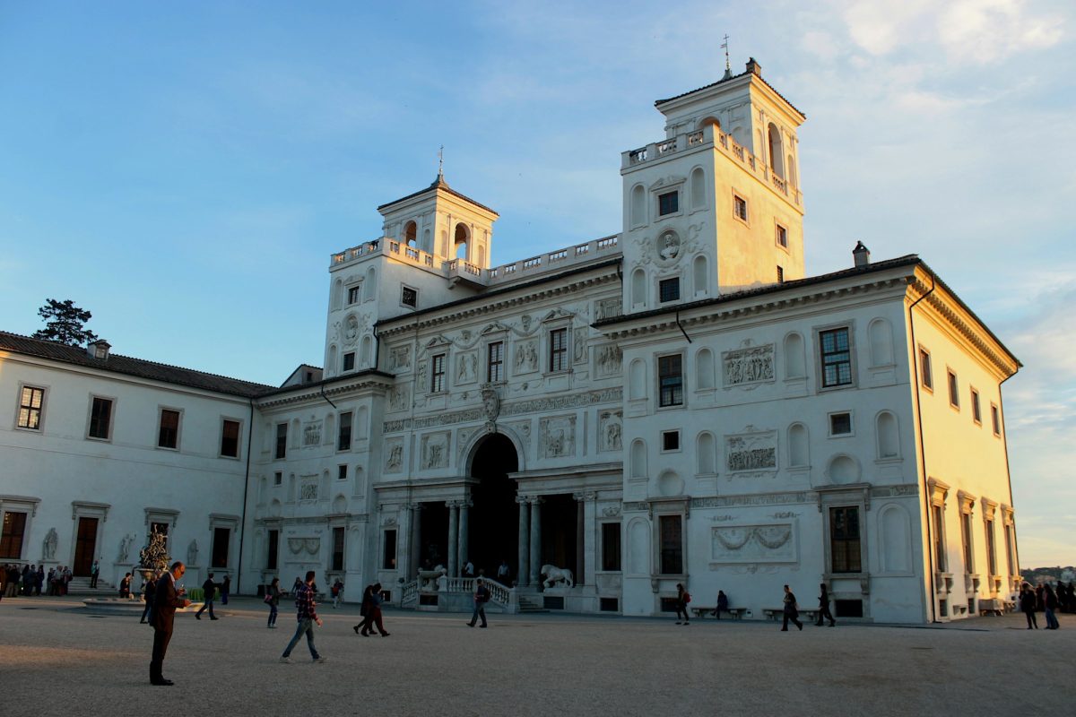 Façade de la Villa Médicis à Rome vue depuis la cour, avec ses deux tours