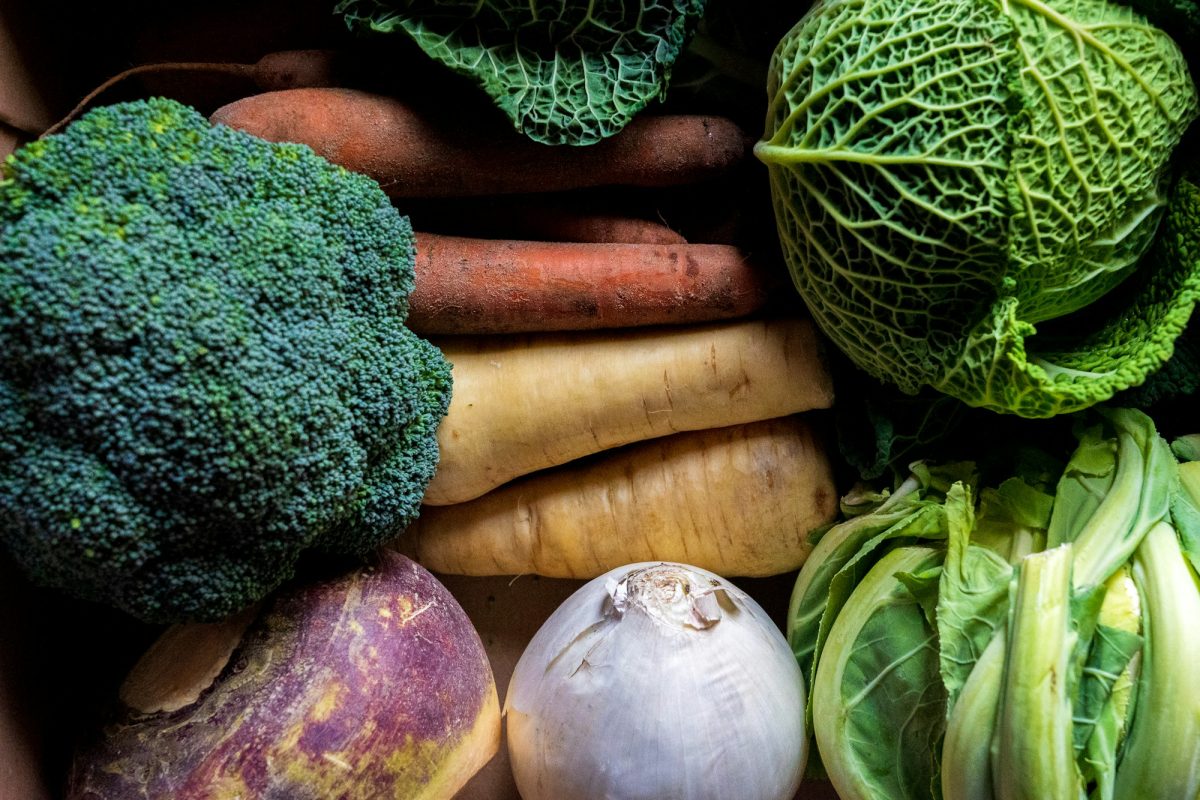 Assortiment de légumes d'hiver : chou frisé, brocoli, panais, navet et carottes