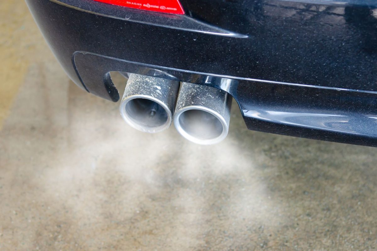 Double sortie d'échappement d'une voiture avec fumée